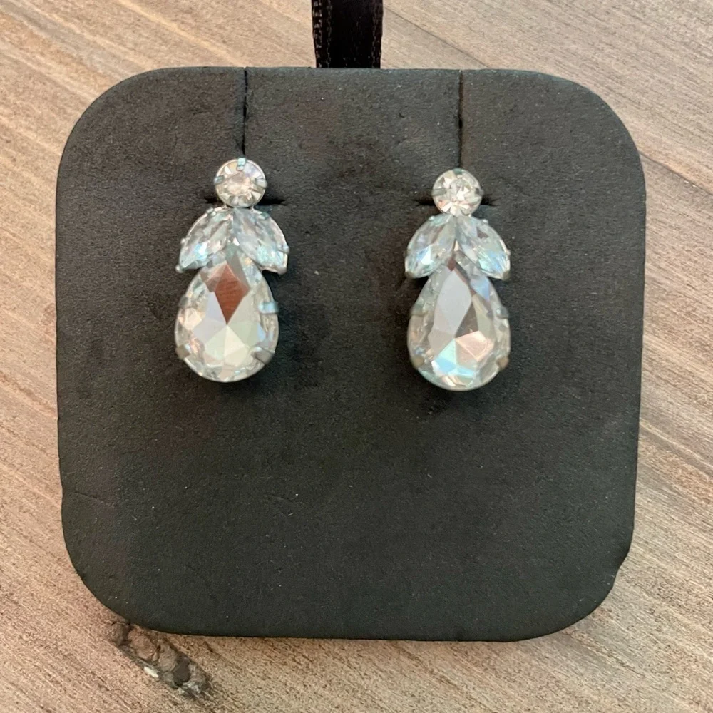 𝅺OLD Navy Crystal drop post earrings